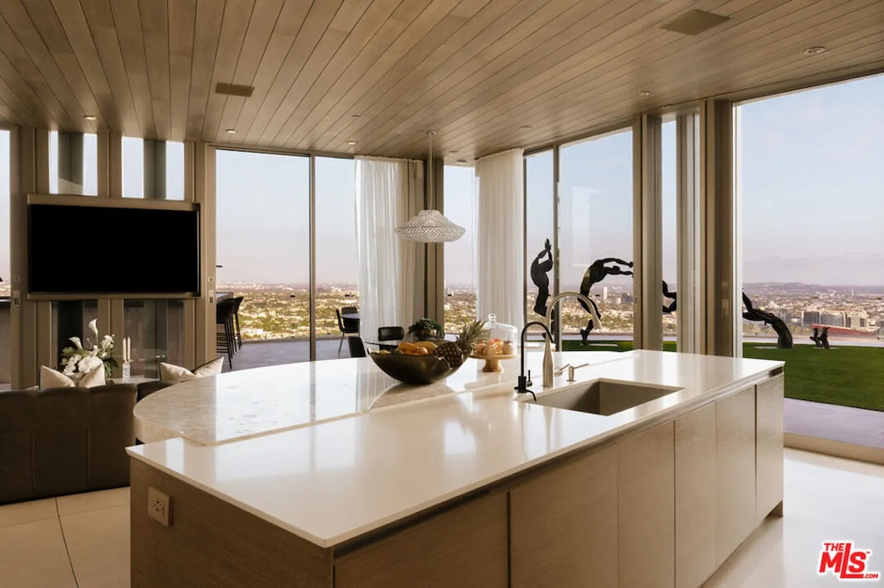 1302 Collingwood Place Hollywood Hills 5 Bedroom Luxury Estate For Sale — property photograph 3